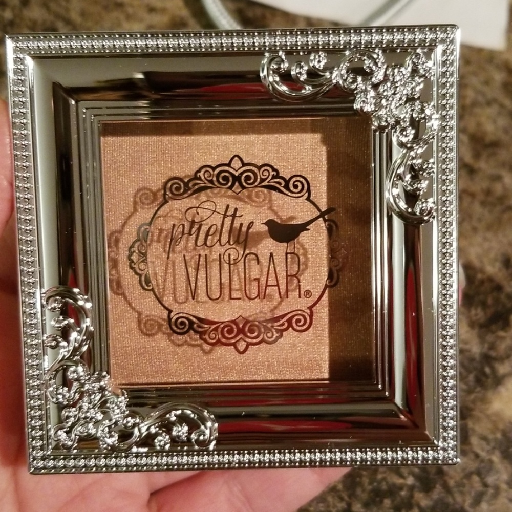 Pretty Vulgar Shimmering Swan highlighter